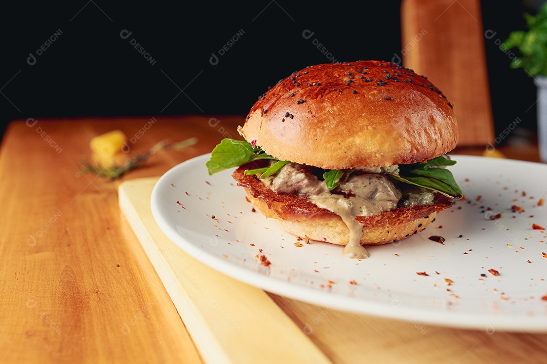 Hamburguer sobre uma prato branco comida mesa madeira