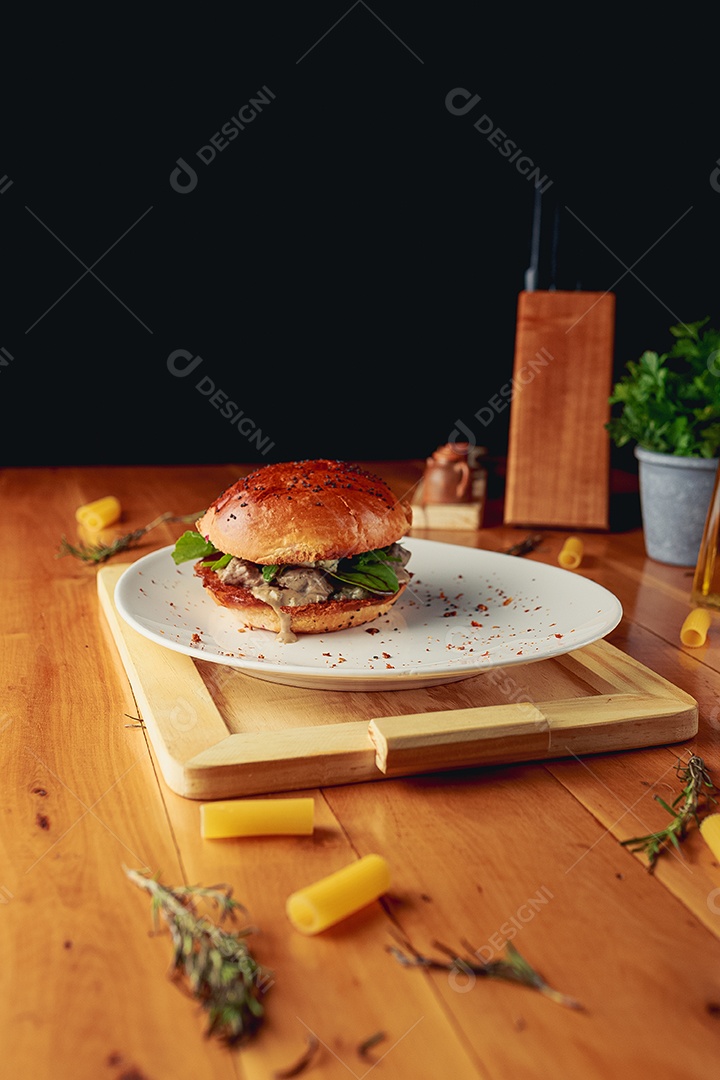 Hamburguer sobre uma prato branco comida mesa madeira