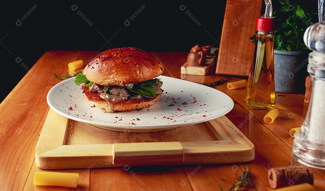 Hamburguer sobre uma prato branco comida mesa madeira