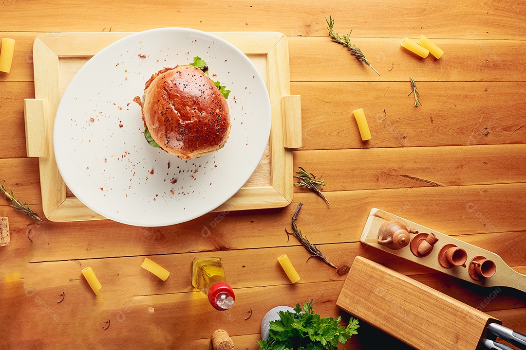 Hamburguer sobre uma prato branco comida mesa madeira
