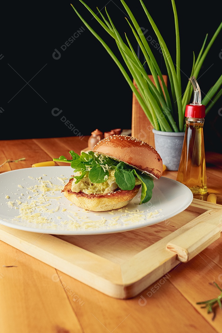 Hamburguer sobre uma prato branco comida mesa madeira