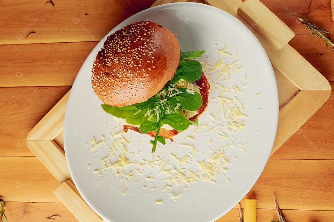 Hamburguer sobre uma prato branco comida mesa madeira