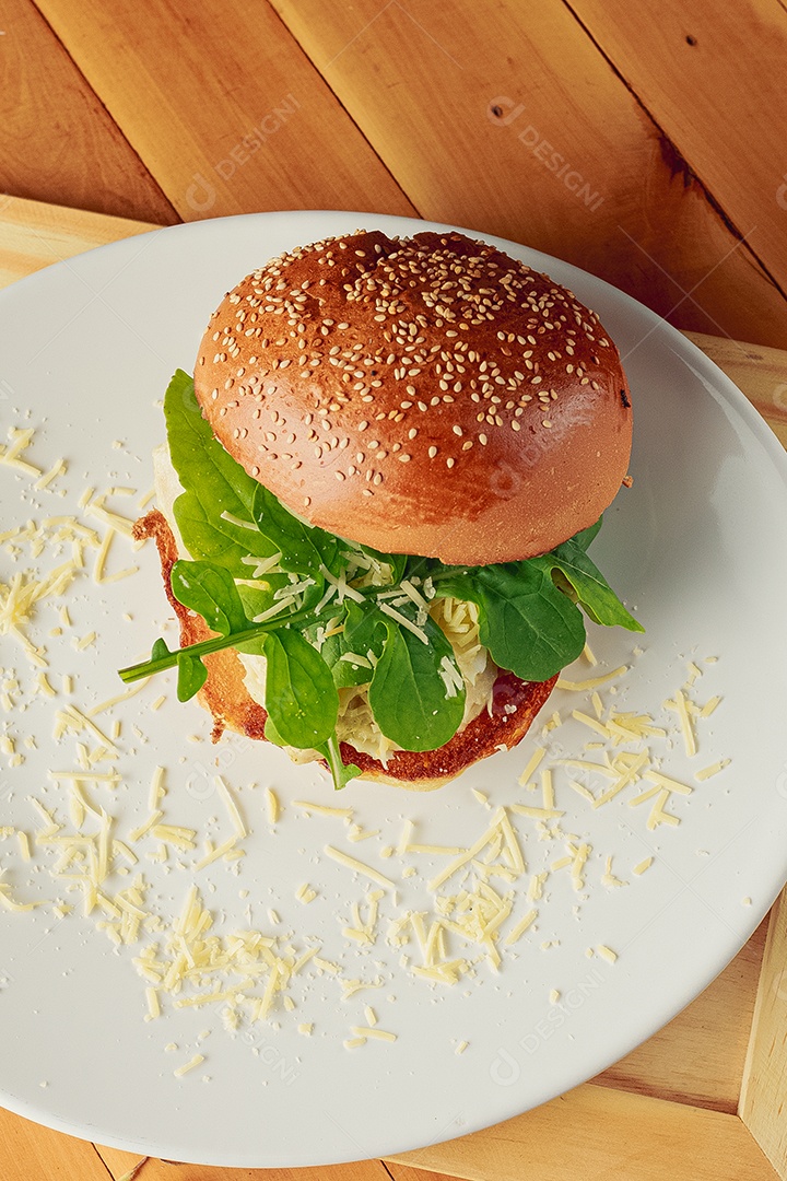 Hamburguer sobre uma prato branco comida mesa madeira