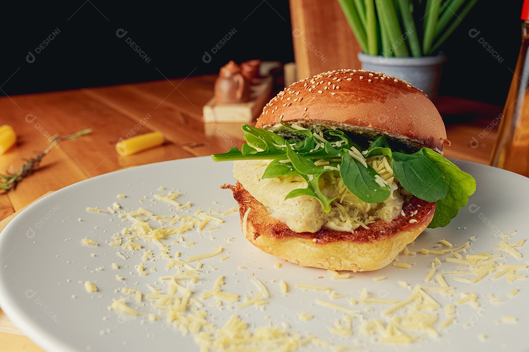 Hamburguer sobre uma prato branco comida mesa madeira