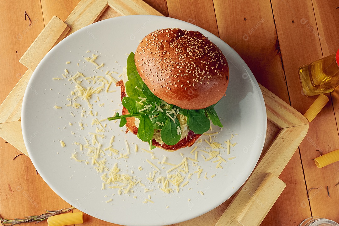 Hamburguer sobre uma prato branco comida mesa madeira