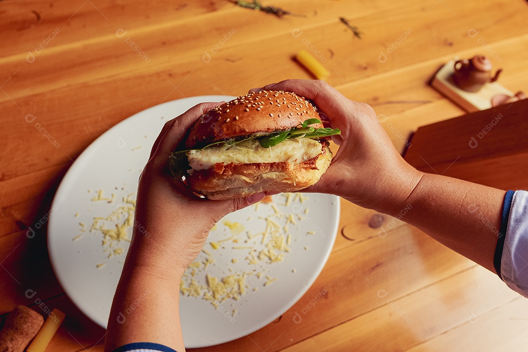 Hamburguer sobre uma prato branco comida mesa madeira