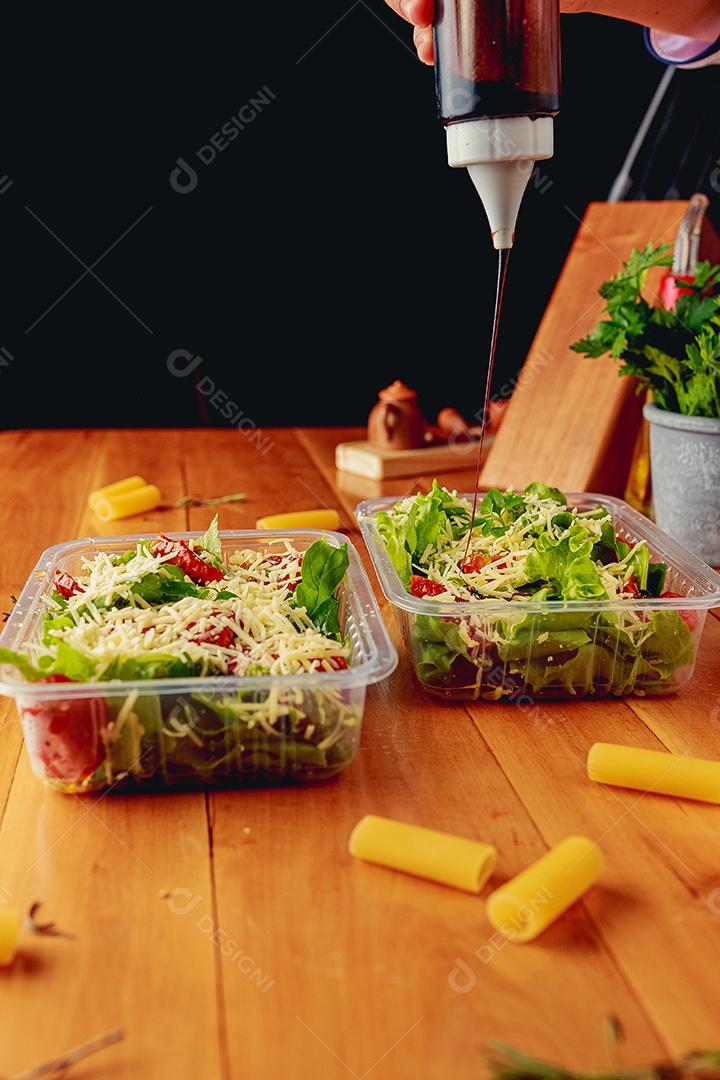 Vasilhas comida sobre uma mesa de madeira