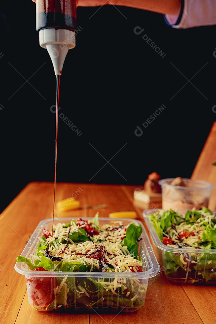 Vasilhas comida sobre uma mesa de madeira