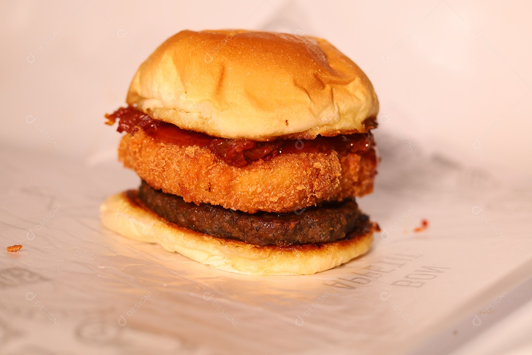 Hamburguer sendo servidos em hamburgueria em fundo branco.