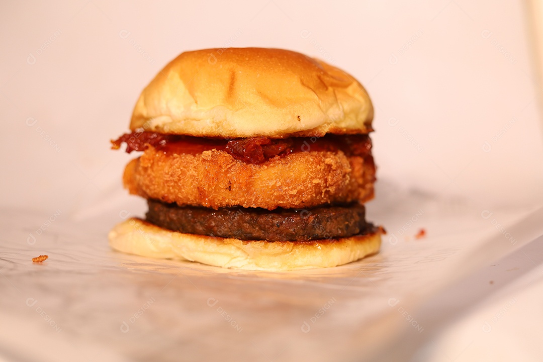 Hamburguer sendo servidos em hamburgueria em fundo branco.