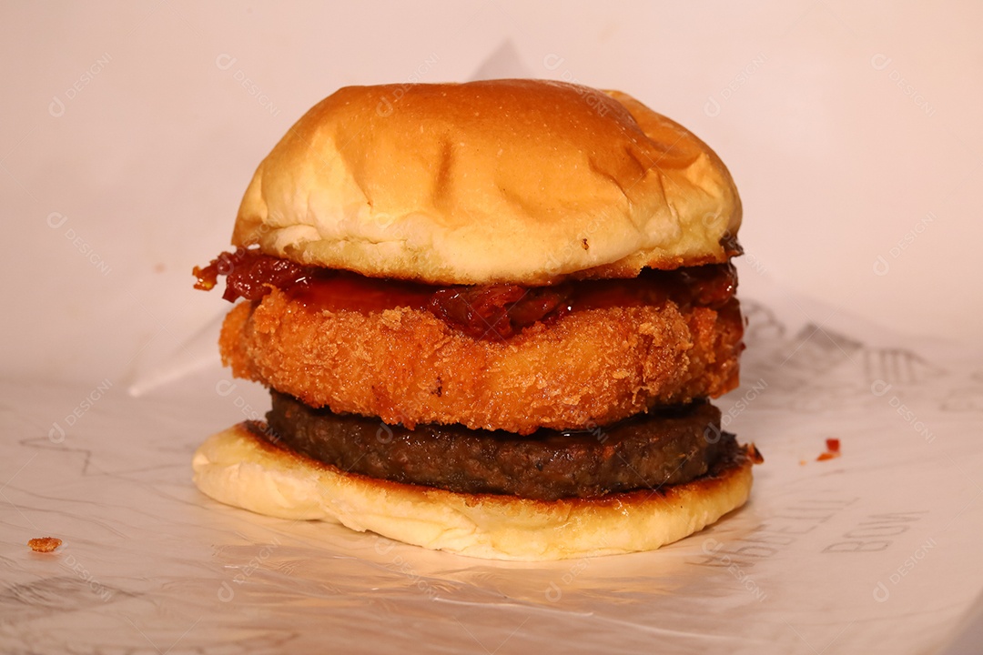 Hamburguer sendo servidos em hamburgueria em fundo branco.