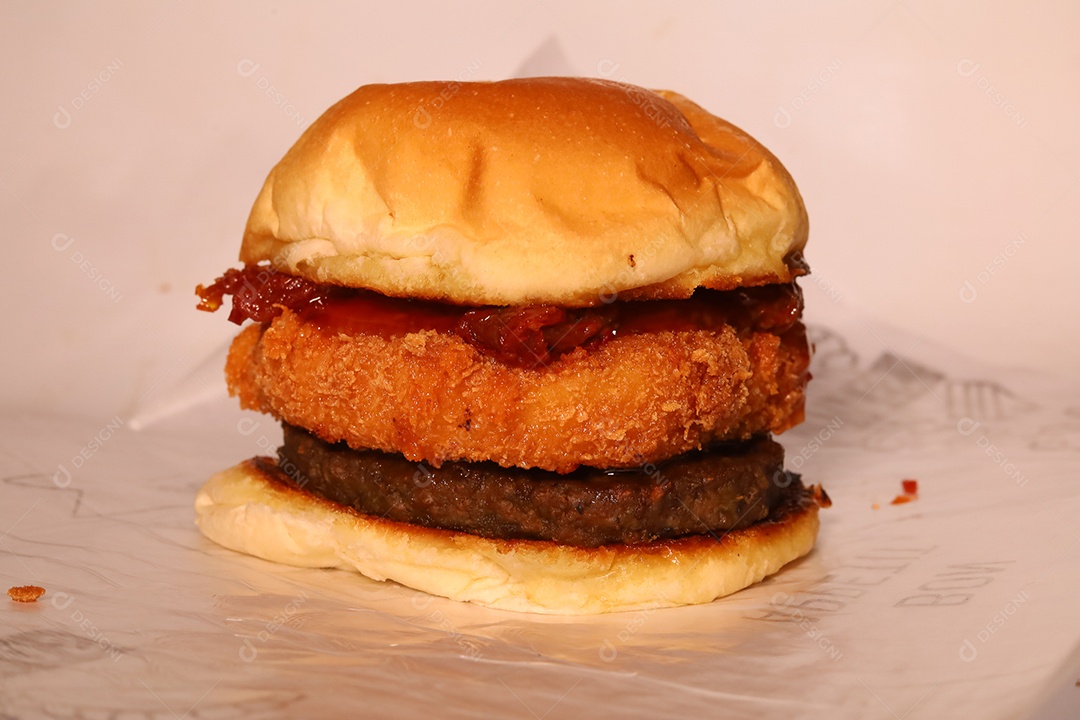 Hamburguer sendo servidos em hamburgueria em fundo branco.