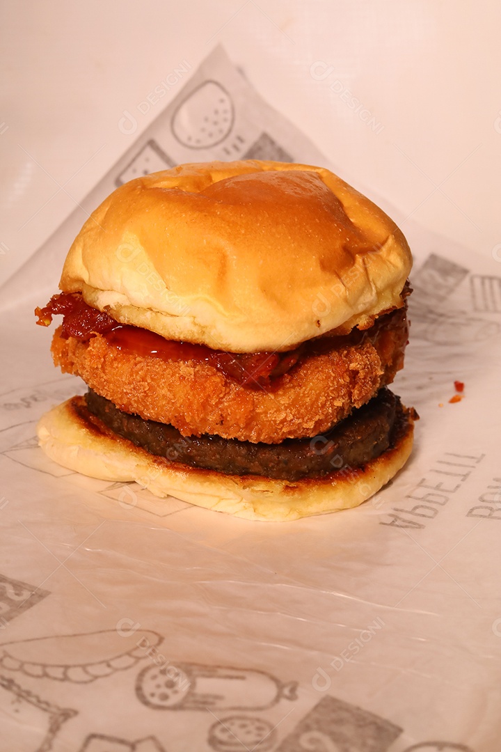 Hamburguer sendo servidos em hamburgueria em fundo branco.