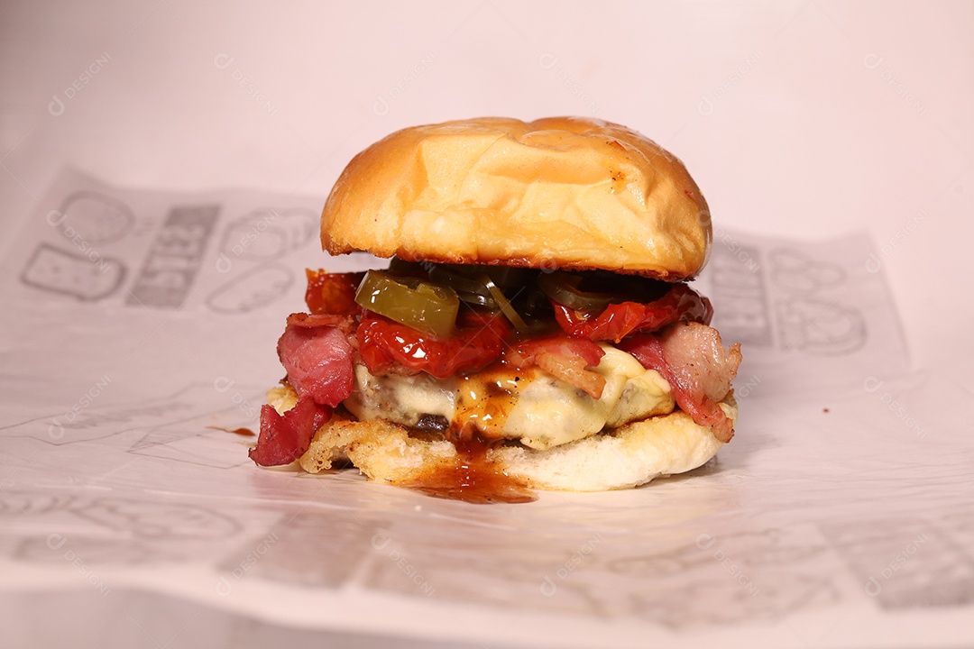 Hamburguer sendo servidos em hamburgueria em fundo branco.