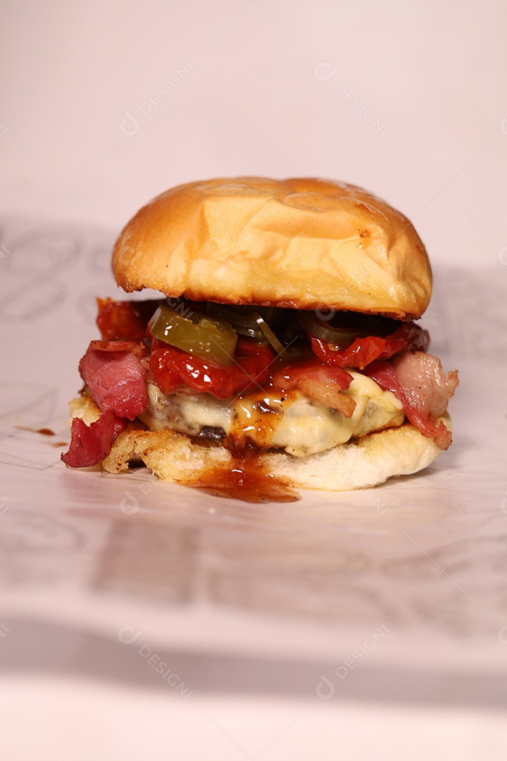 Hamburguer sendo servidos em hamburgueria em fundo branco.