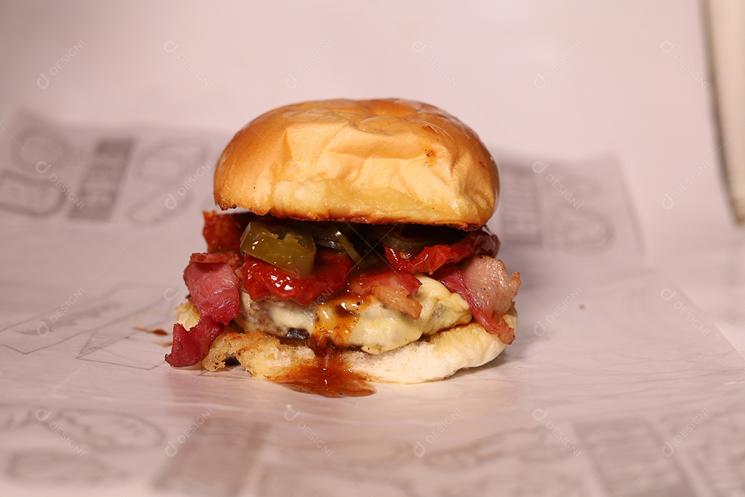 Hamburguer sendo servidos em hamburgueria em fundo branco.