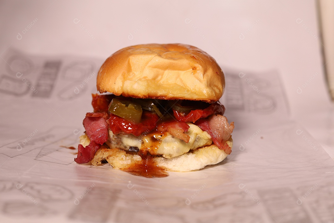 Hamburguer sendo servidos em hamburgueria em fundo branco.