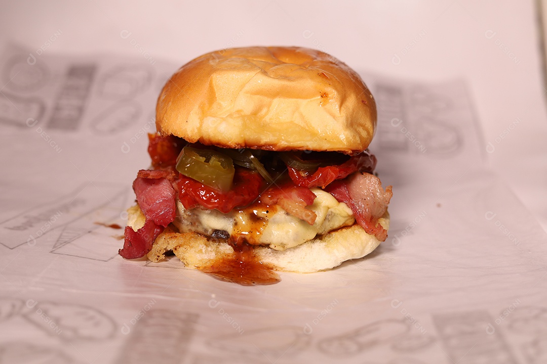 Hamburguer sendo servidos em hamburgueria em fundo branco.