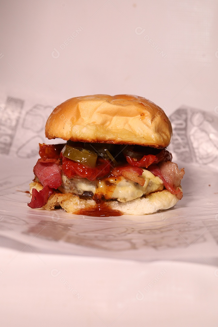 Hamburguer sendo servidos em hamburgueria em fundo branco.