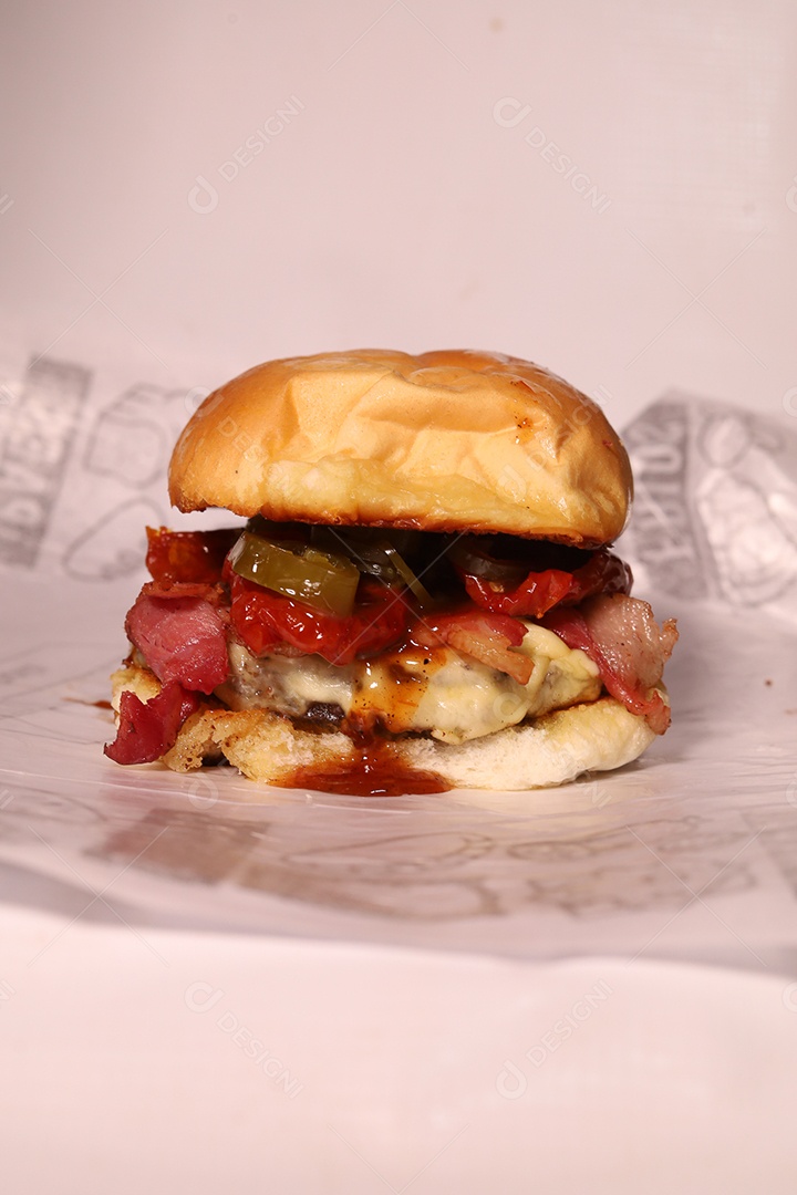 Hamburguer sendo servidos em hamburgueria em fundo branco.