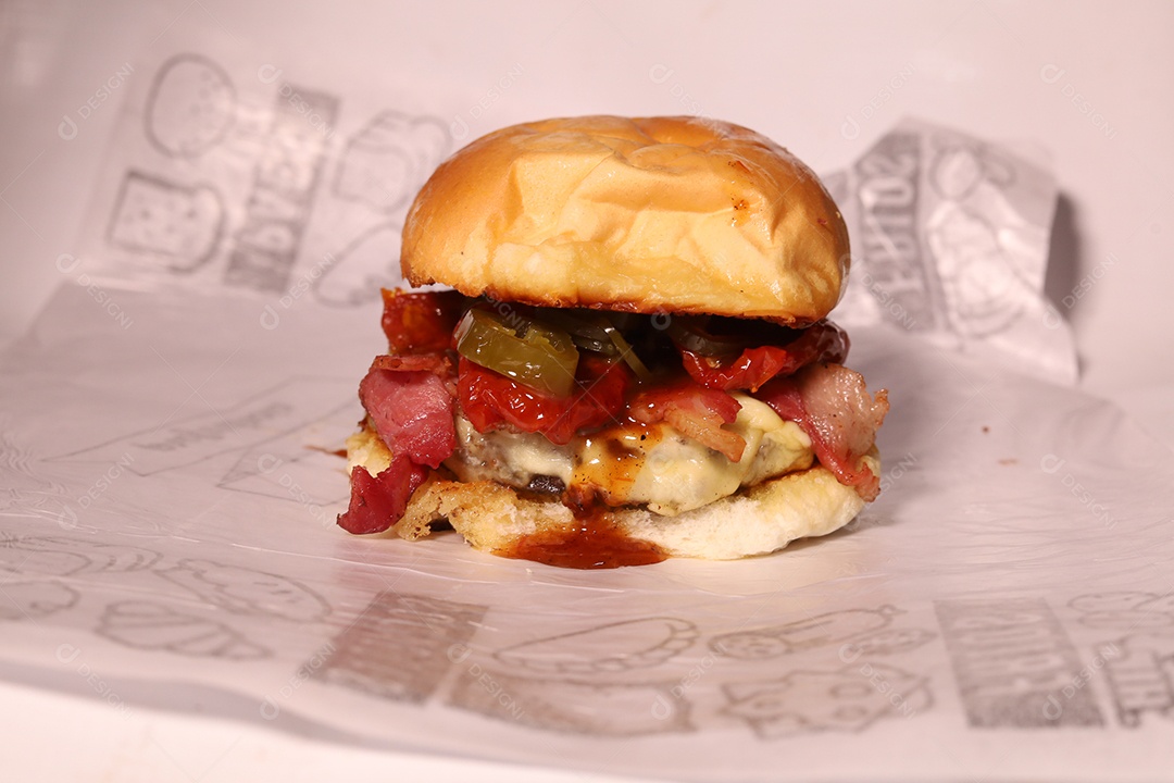 Hamburguer sendo servidos em hamburgueria em fundo branco.