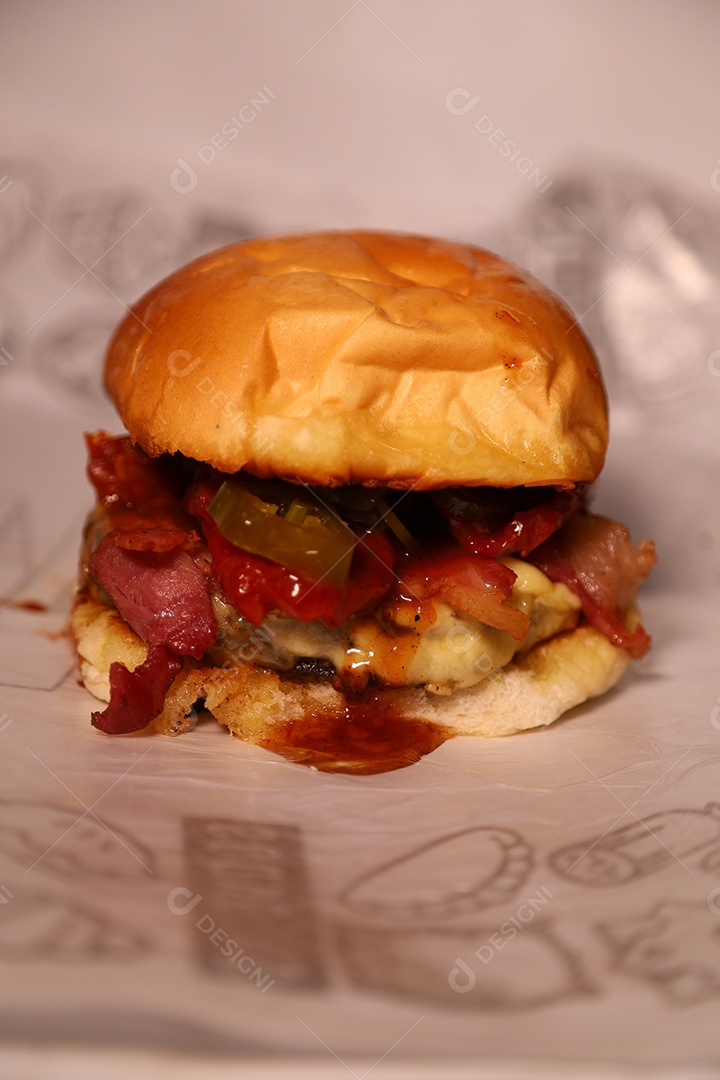 Hamburguer sendo servidos em hamburgueria em fundo branco.