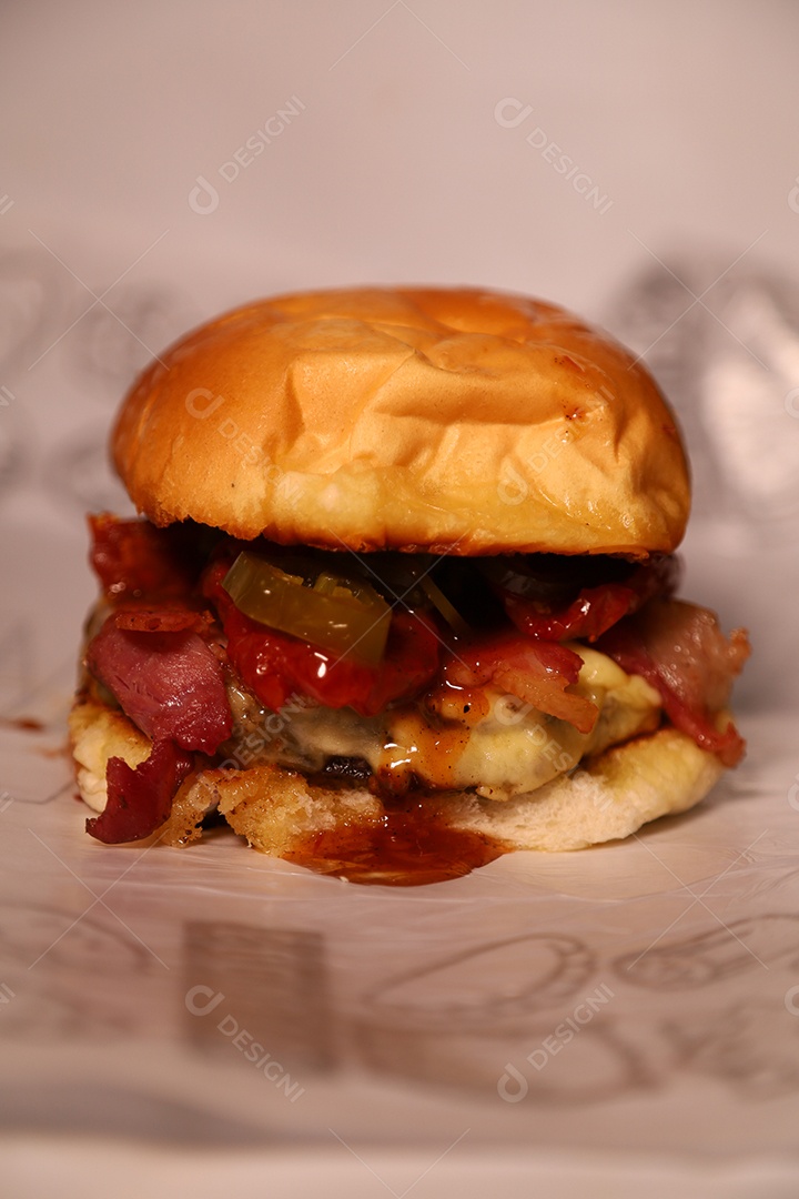 Hamburguer sendo servidos em hamburgueria em fundo branco.