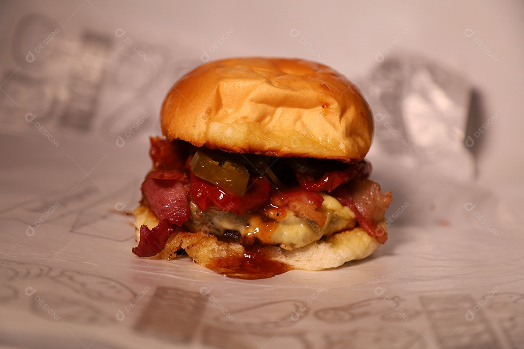 Hamburguer sendo servidos em hamburgueria em fundo branco.