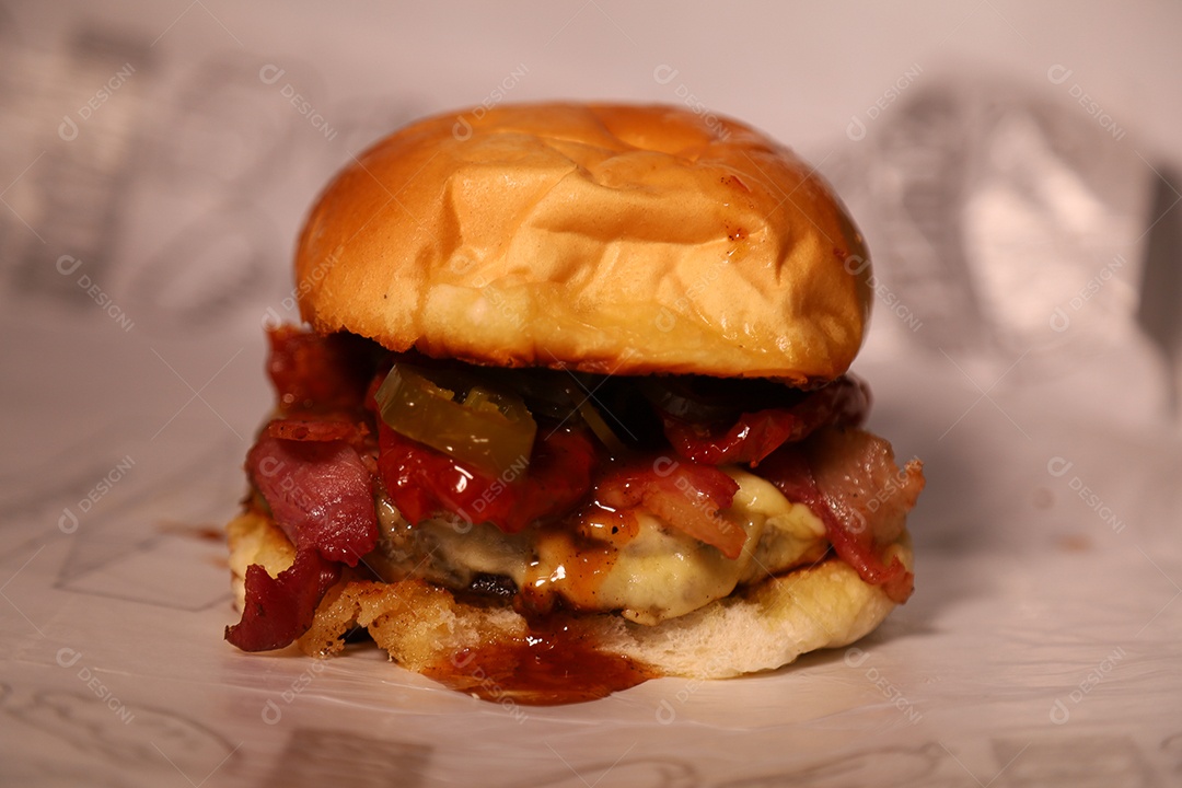 Hamburguer sendo servidos em hamburgueria em fundo branco.