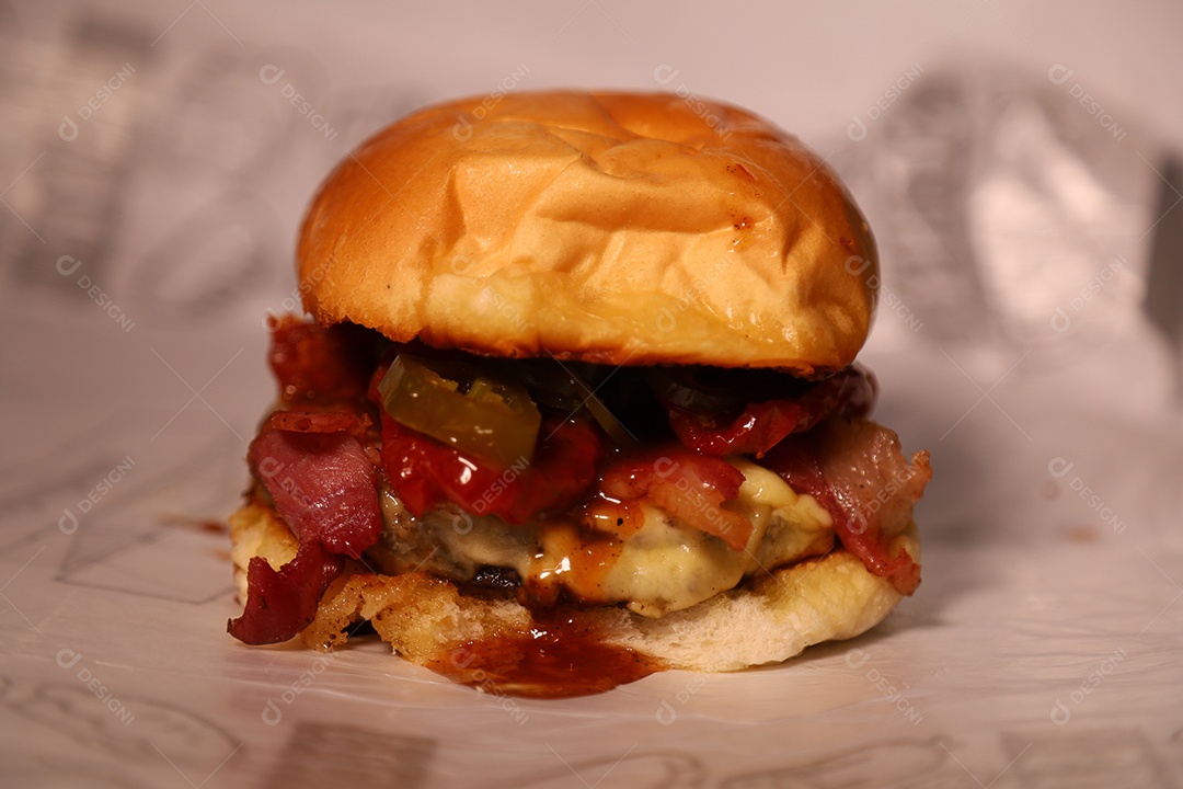 Hamburguer sendo servidos em hamburgueria em fundo branco.