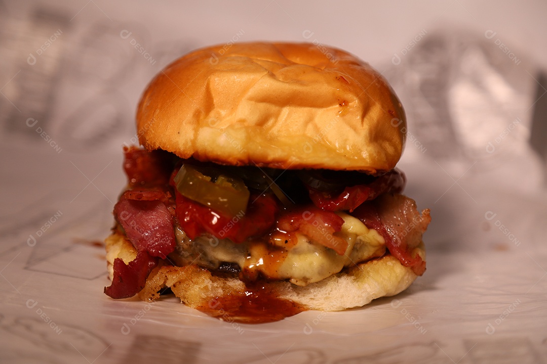 Hamburguer sendo servidos em hamburgueria em fundo branco.