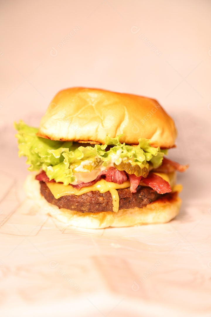 Hamburguer sendo servidos em hamburgueria em fundo branco.