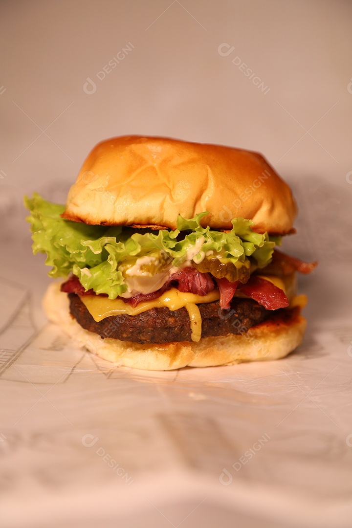 Hamburguer sendo servidos em hamburgueria em fundo branco.