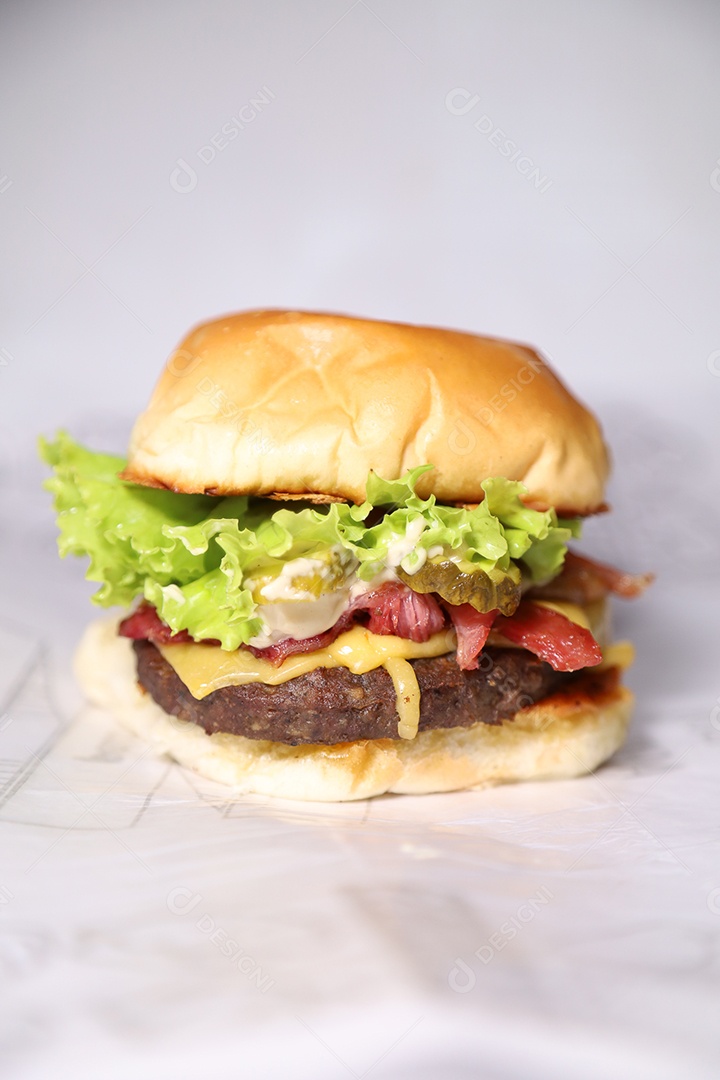 Hamburguer sendo servidos em hamburgueria em fundo branco.