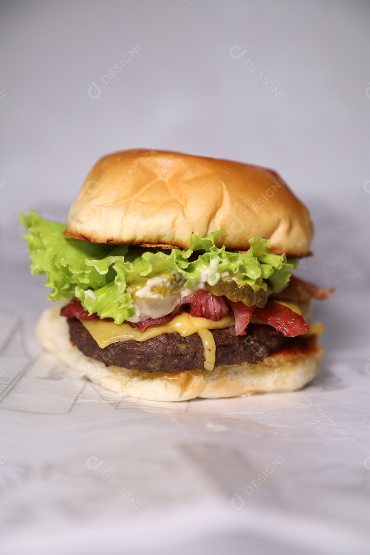 Hamburguer sendo servidos em hamburgueria em fundo branco.