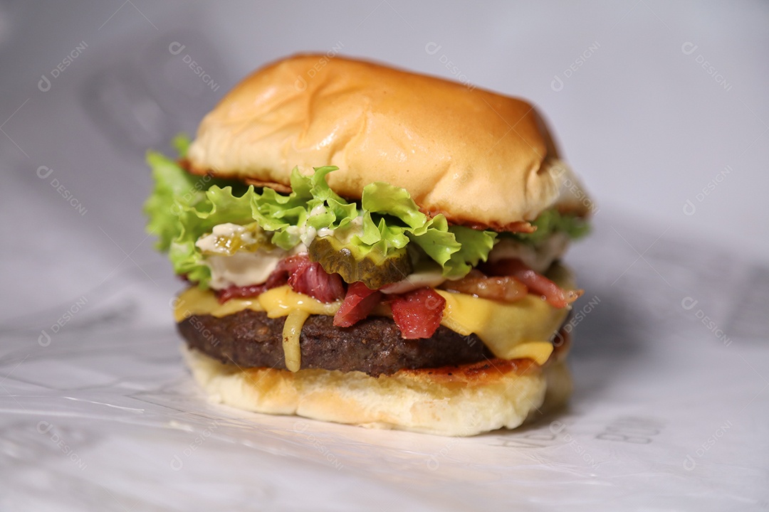 Hamburguer sendo servidos em hamburgueria em fundo branco.