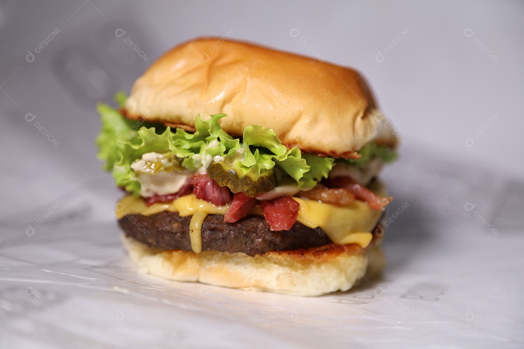 Hamburguer sendo servidos em hamburgueria em fundo branco.