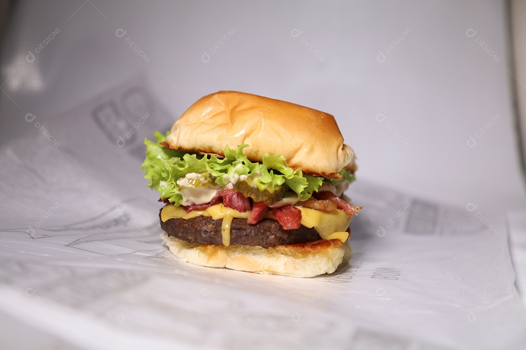 Hamburguer sendo servidos em hamburgueria em fundo branco.