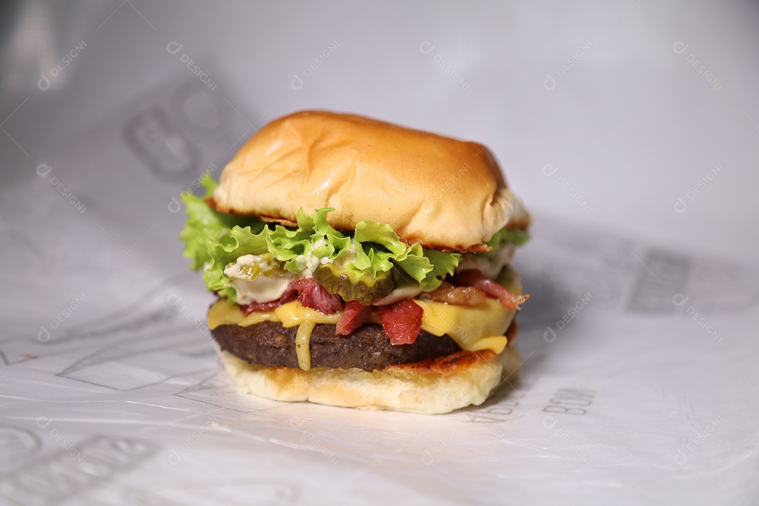 Hamburguer sendo servidos em hamburgueria em fundo branco.