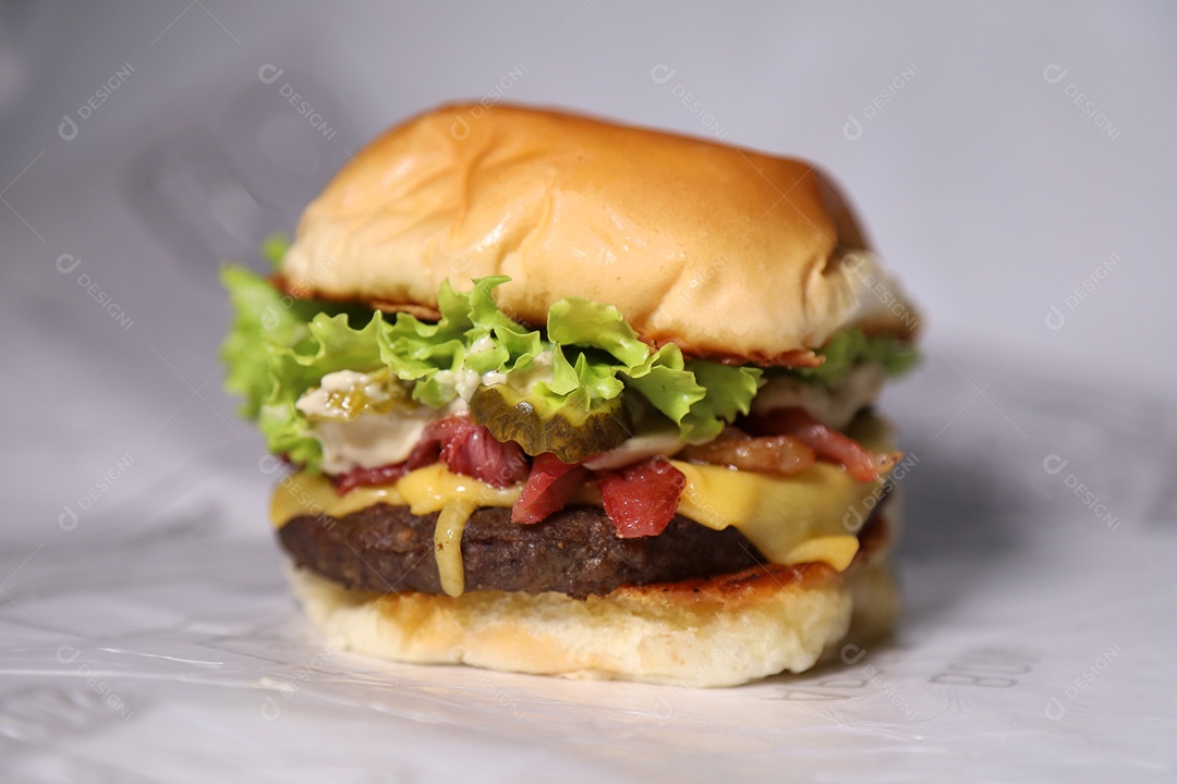 Hamburguer sendo servidos em hamburgueria em fundo branco.