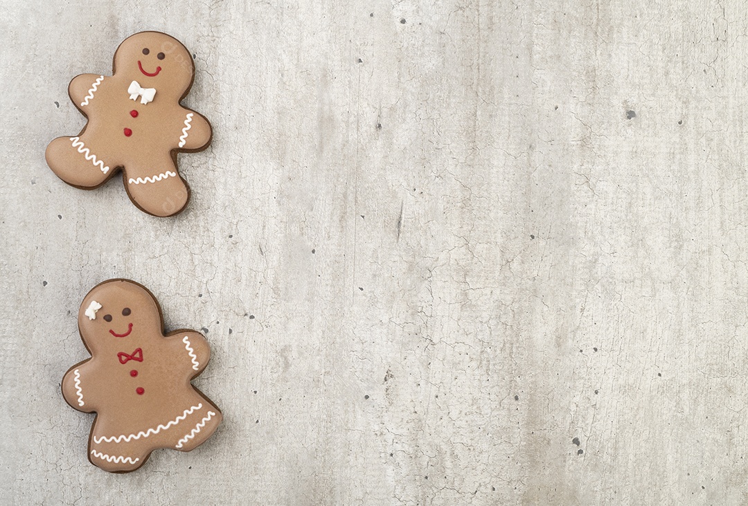 Biscoitos de gengibre de natal tradicionais sobre uma mesa de madeira.