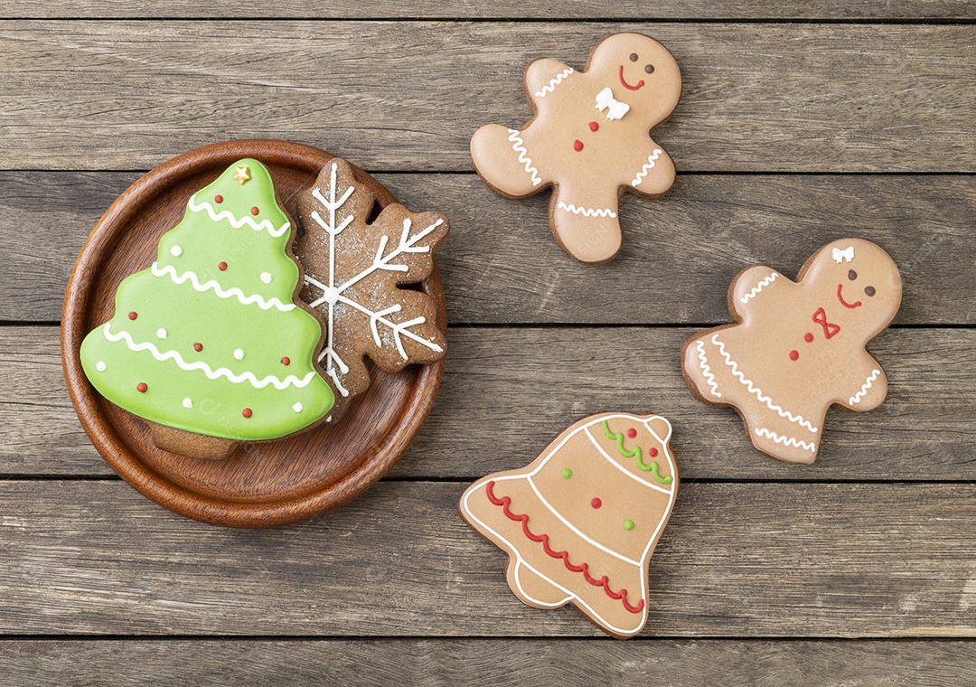 Pão de gengibre tradicional de Natal sobre uma mesa de madeira.