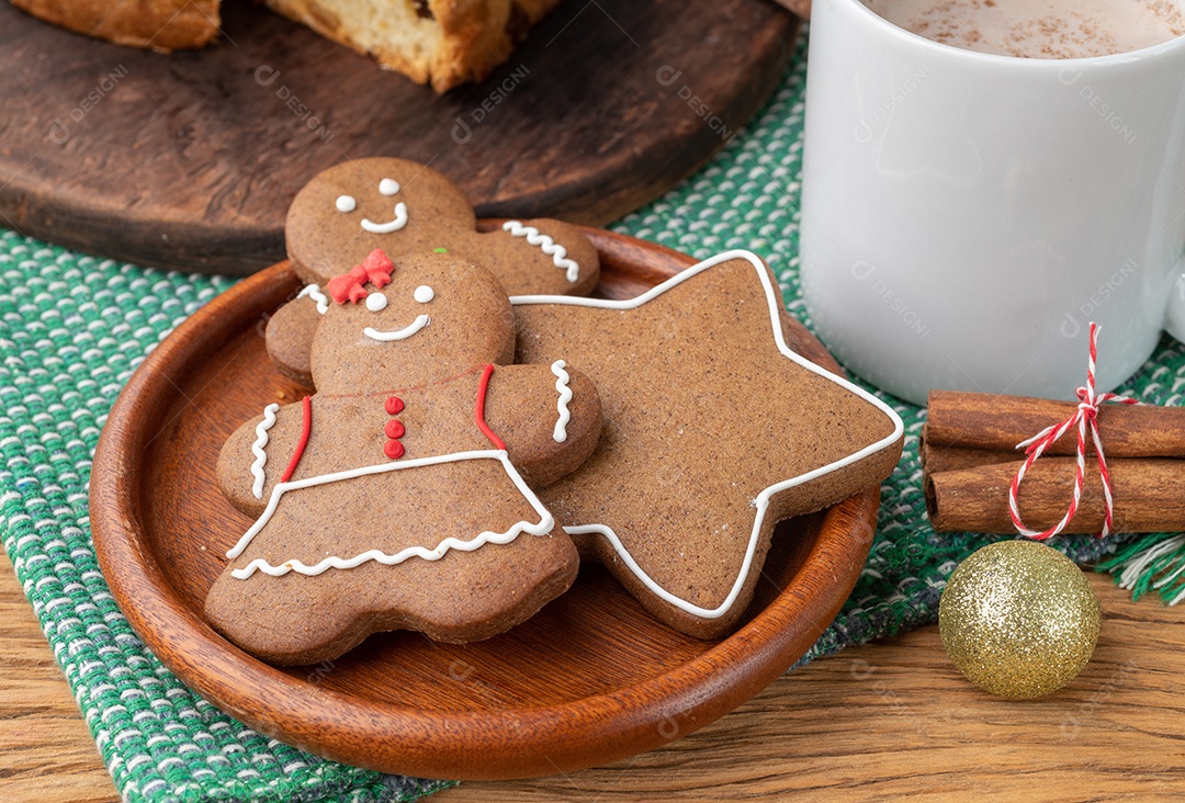 Biscoitos de gengibre de natal tradicionais sobre uma mesa de madeira.