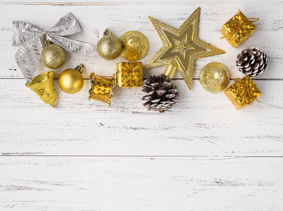 Bolas de Natal, pinha e arco sobre a mesa de madeira.