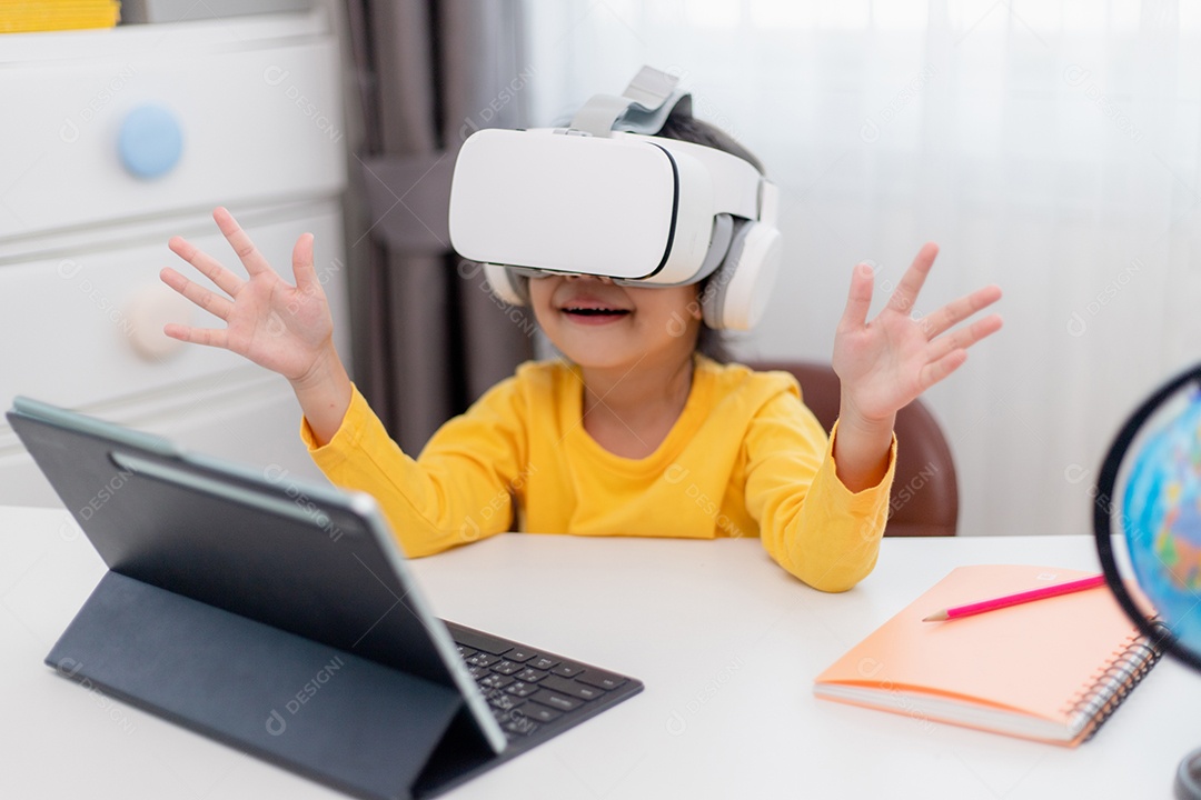 Criança Asiática com Realidade Virtual, VR, Kid Explorando Virt Digital