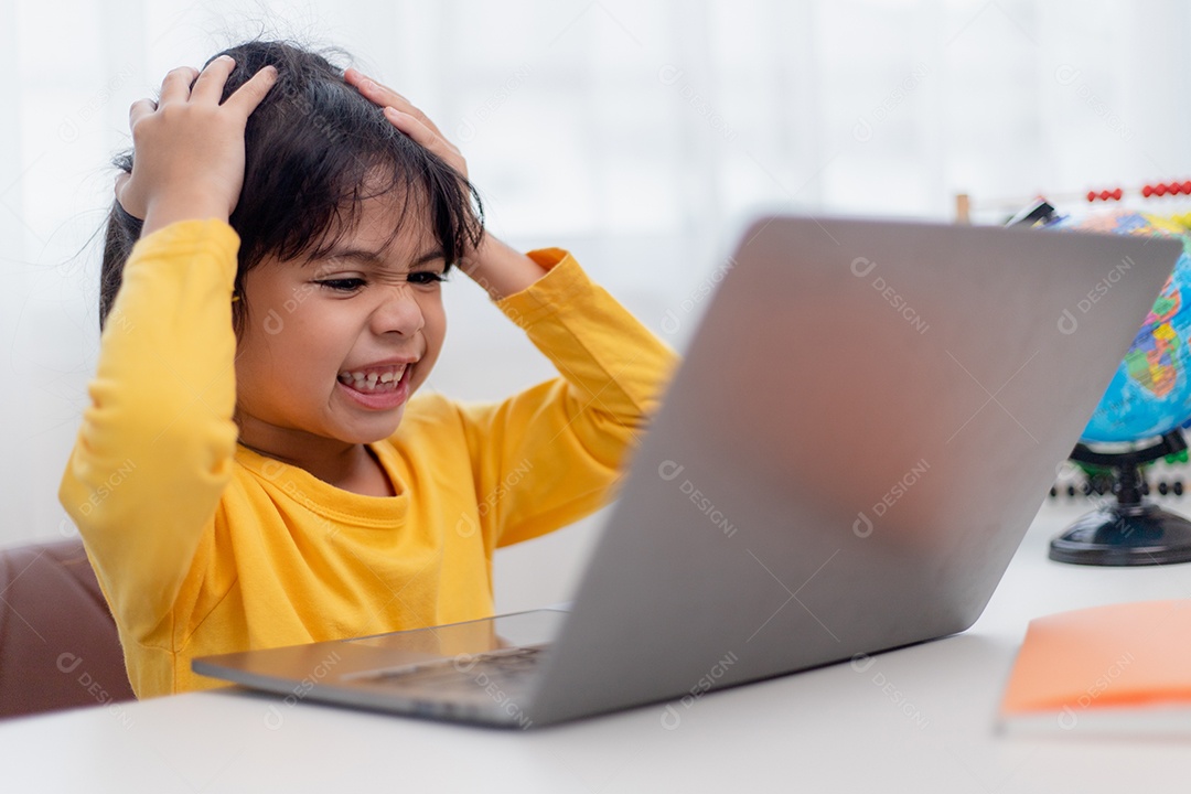 Menina asiática em casa fazendo lição de casa