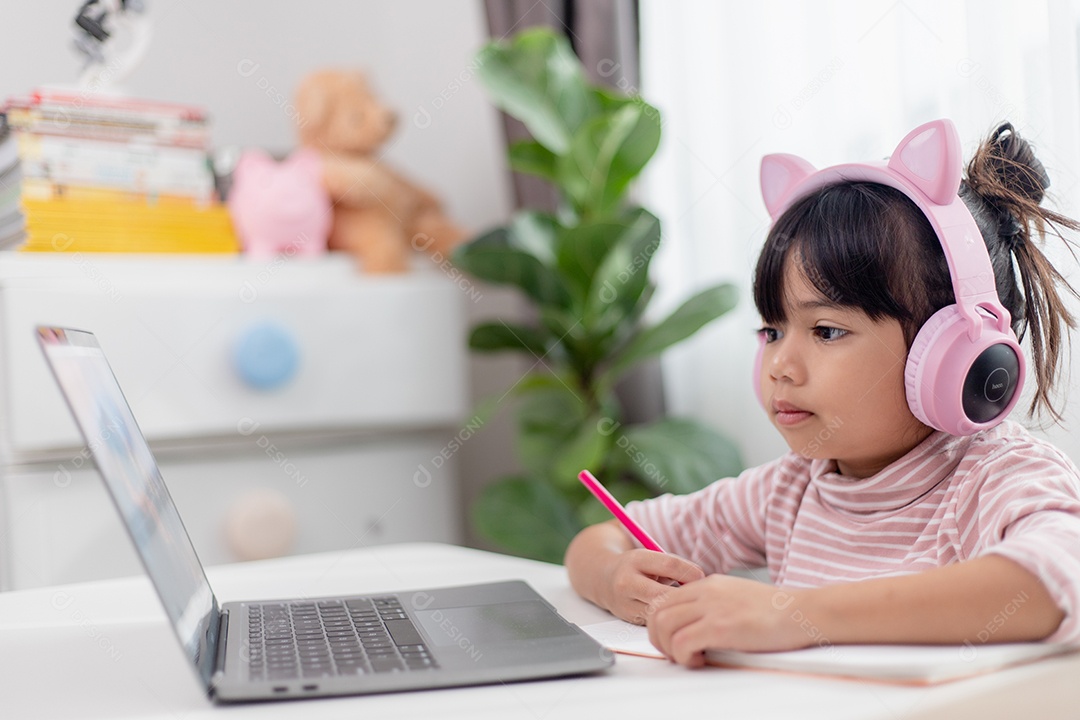 Menina asiática em fones de ouvido tem chamada de vídeo distante classe