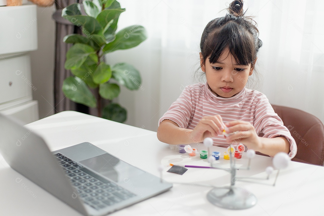 Menina asiática estuda o sistema solar na aula de geografia