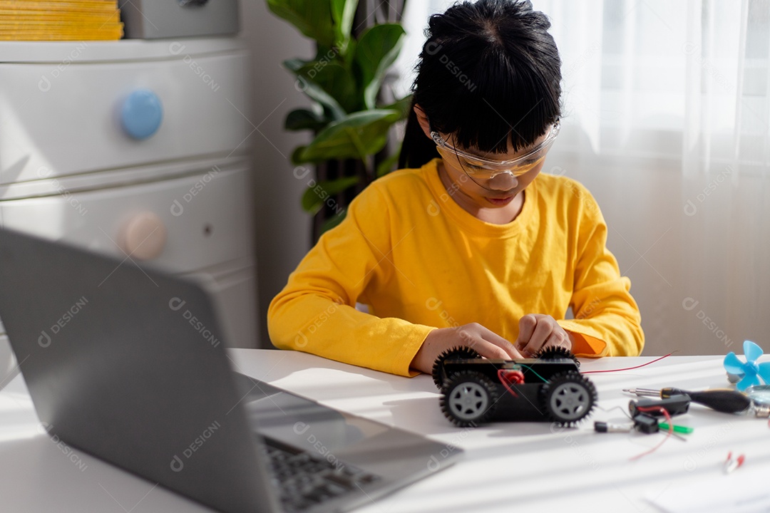 Linda Estudante da Asiática aprendem em casa a codificar carros robôs e eletrônicos