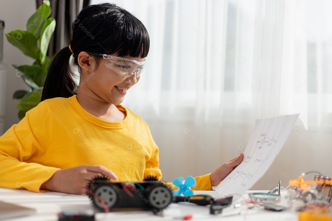 Linda Estudante da Asiática aprendem em casa a codificar carros robôs e eletrônicos